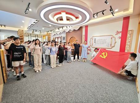 说明:人们站在房间里AI 生成的内容可能不正确。