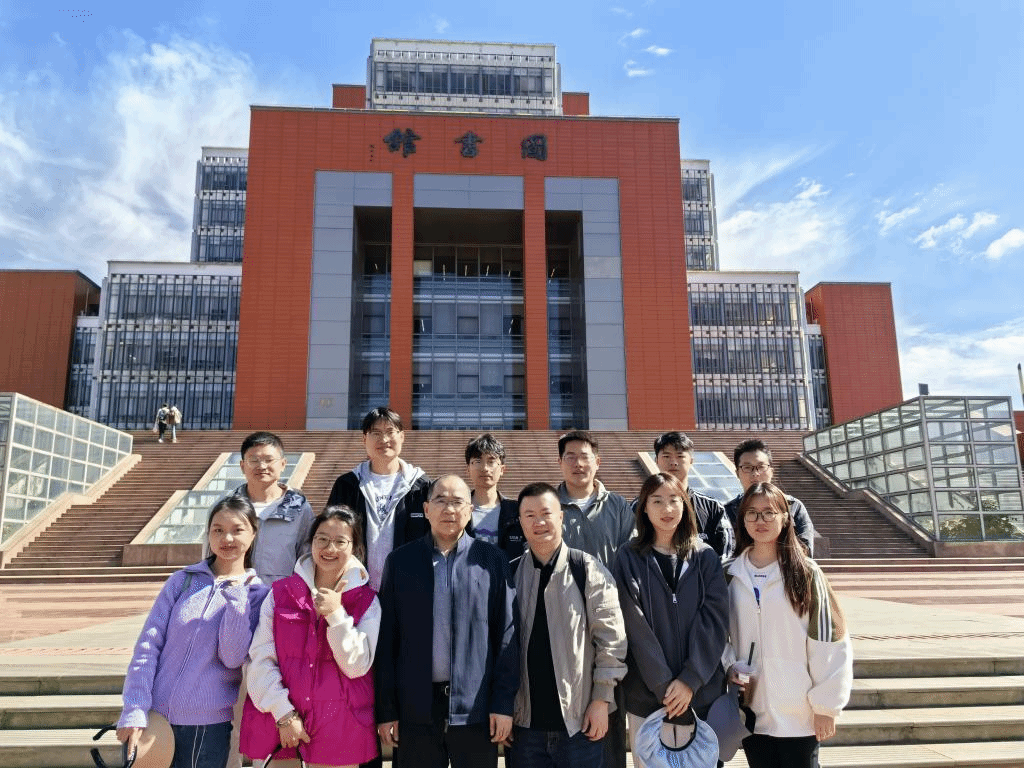 生化公司与在昆工就读研究生合影