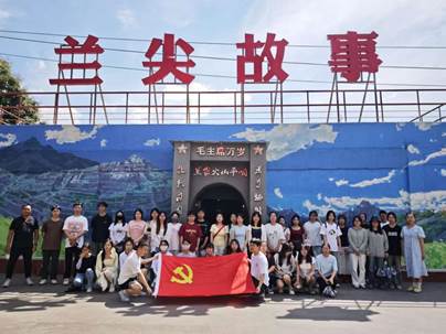 说明:人们在看台上的人在广场上AI 生成的内容可能不正确。