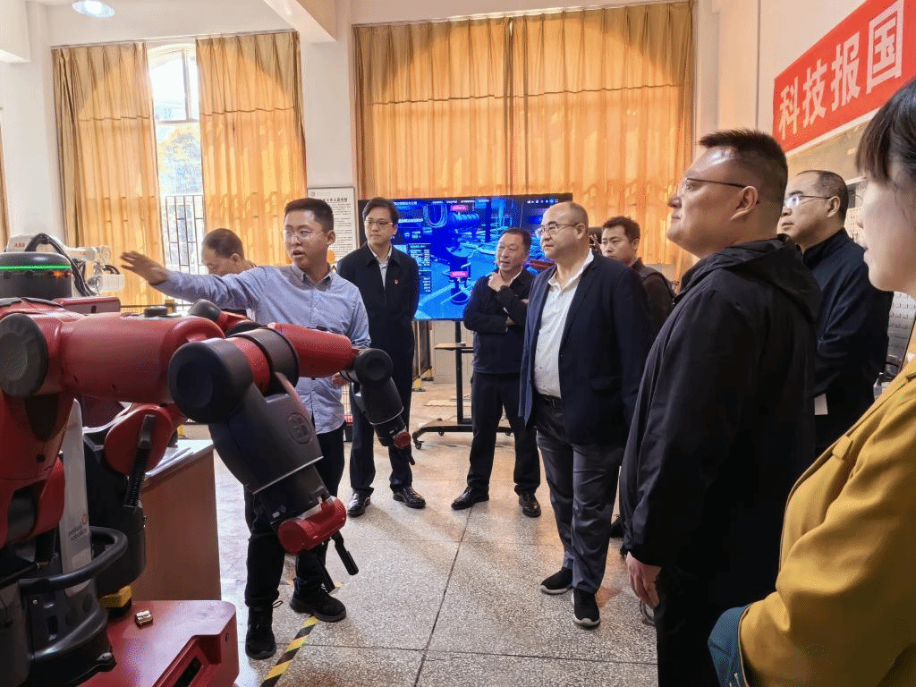 参观云南省先进智能控制及应用国际联合实验室